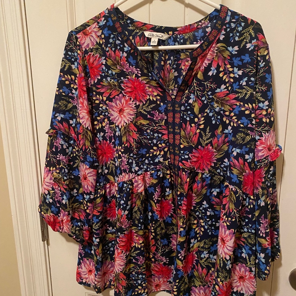 The Pioneer Woman Floral blouses-Size L
Black
Navy - Picture 3 of 7